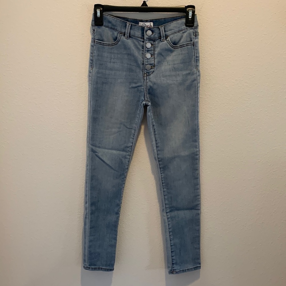 Girls Button Front Light Wash High Rise Jeans from Jordache. Size 12.‌‌‌‌‌‌‌‌‌‌